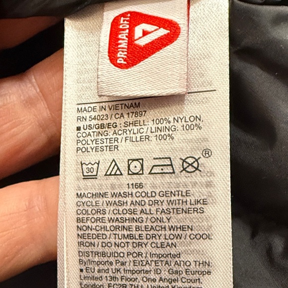 GAP Black Water-Resistant Vest - Picture 9 of 11